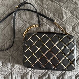 EUC 🎉🎉Michael Kors Black Crossbody Bag with Gold Accents